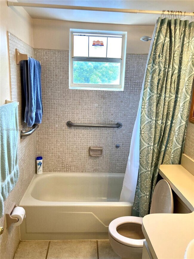 Building Photo - 2460 SW 18th Ave