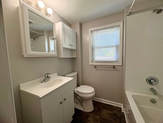Building Photo - 4 Bedroom 2 Bathroom in Harrisburg!