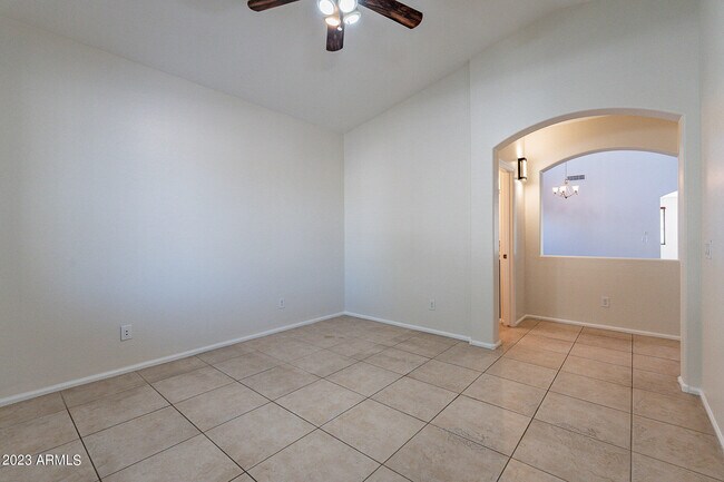 Building Photo - 2943 E Quiet Hollow Ln