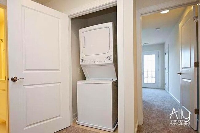Building Photo - 1610 Kempton Pl