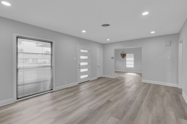 Building Photo - 3327 Wentworth St