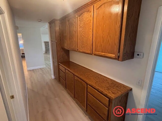 Building Photo - Spacious 3 Bed / 2 Bath with Fireplace, Garage & Gardener Included