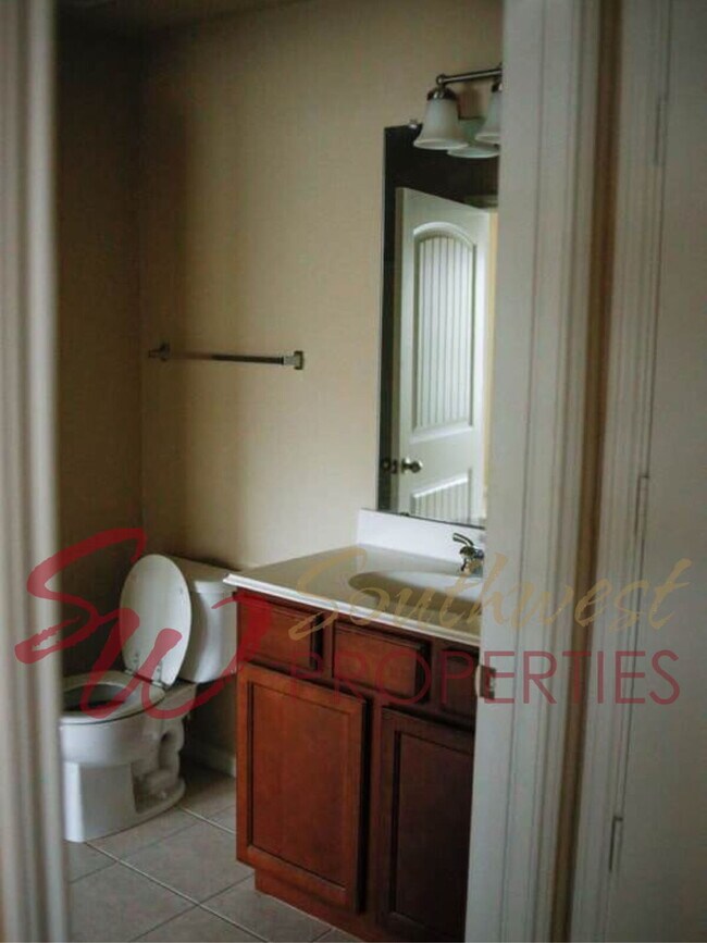 Building Photo - Spacious home in excellent area