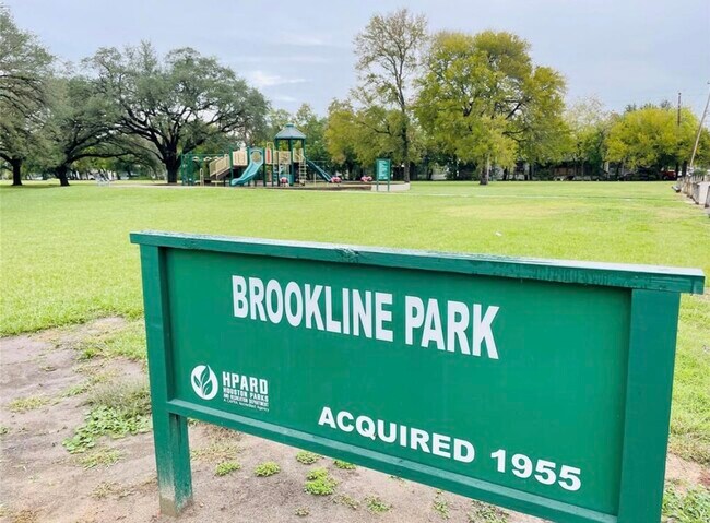 Building Photo - 3233 Real St