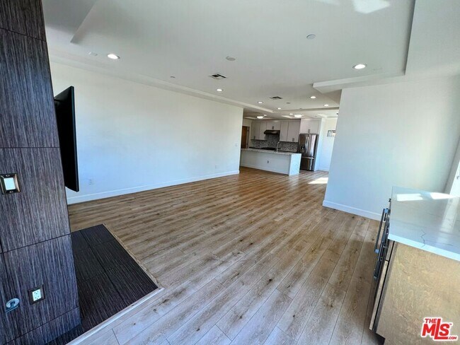 Building Photo - 5525 W Olympic Blvd