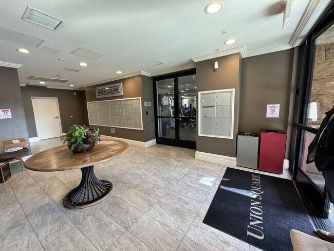 Building Photo - 3 Bedroom 2 Bathroom down town San Diego