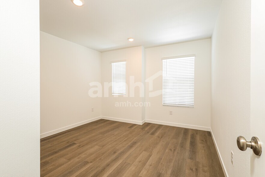 Building Photo - 949 Harvey St