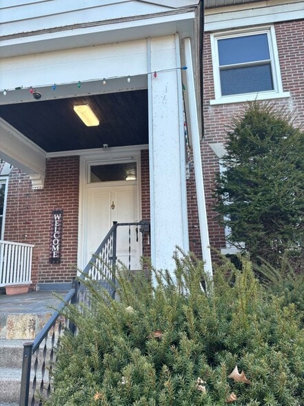 Building Photo - 517 Seneca St