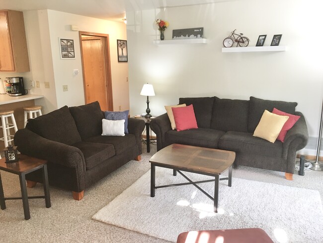 Building Photo - 261-267 Meadowside Dr