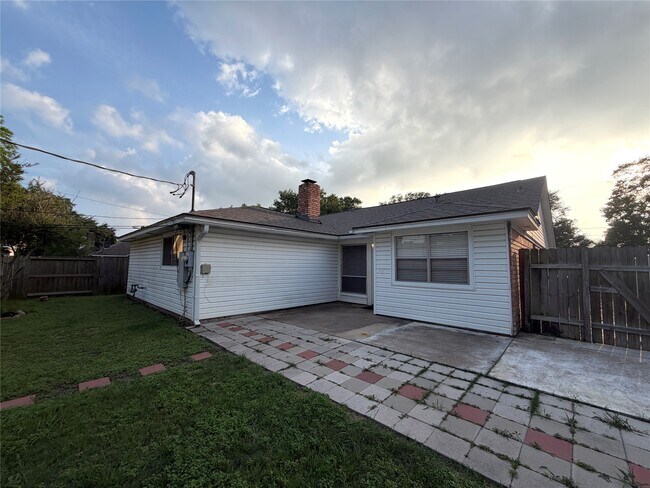 Building Photo - 1806 Airline Dr