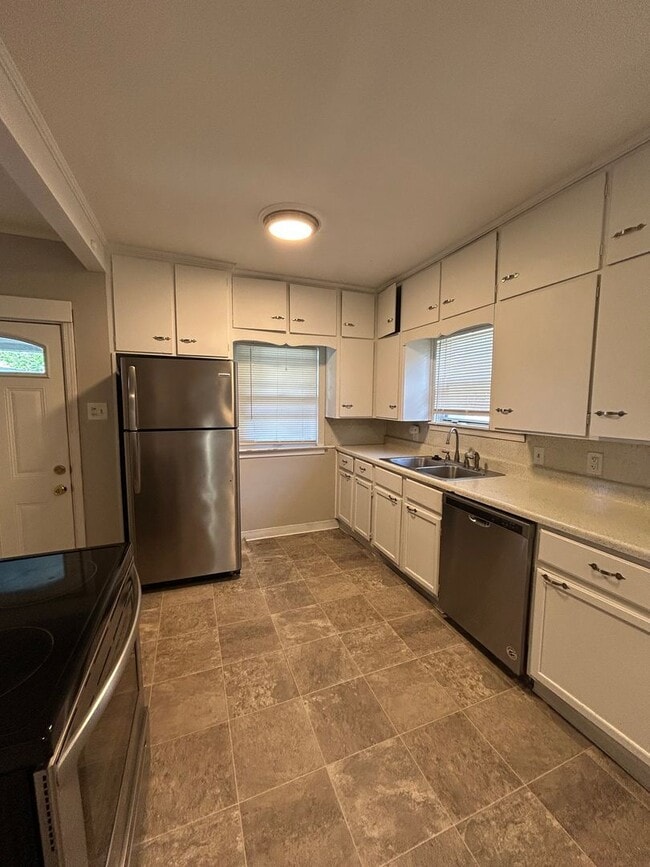 Building Photo - Charming 3-Bed Near UMKC – Hardwood Floors...