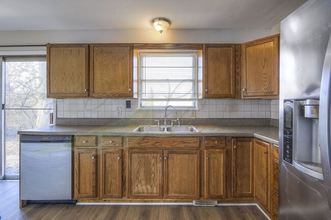 Building Photo - FINISHED BASEMENT WITH KITCHEN AND BATHROO...