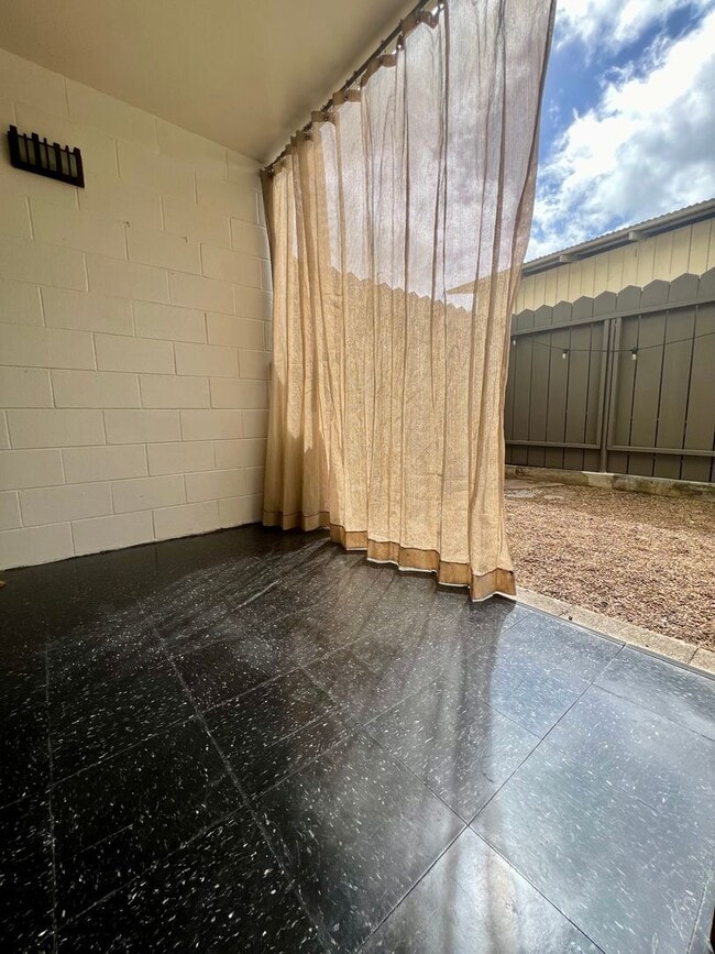 Building Photo - Charming 1/1/1 Ground Floor Unit with Lanai & Yard