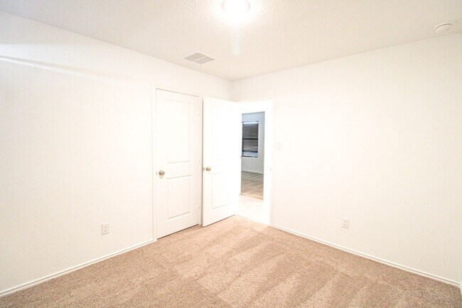 Building Photo - ************Move In Special- 2 WEEKS FREE!!!!************