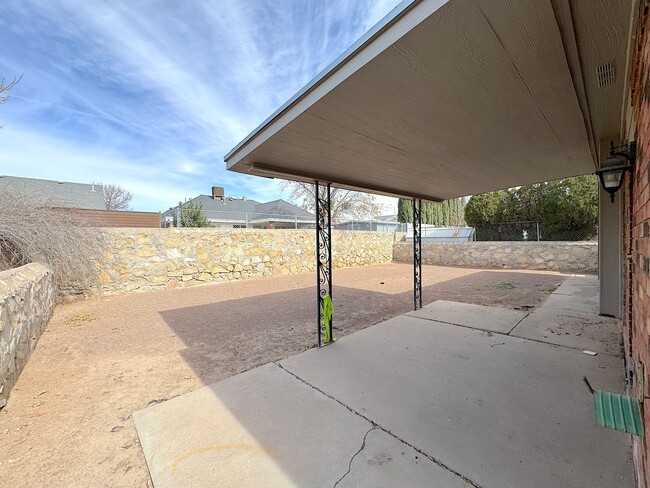 Building Photo - East El Paso 3bed/2bath  Refrig A/C!