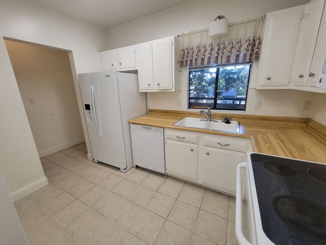 Building Photo - Stylish 2 Bed 1 Bath Midtown Apartment