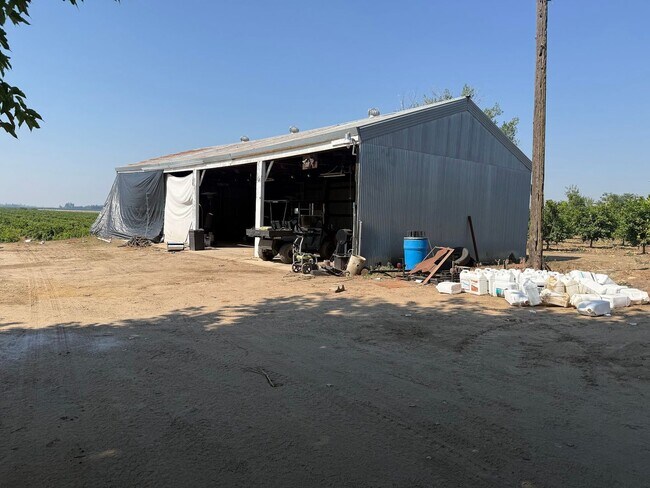 Building Photo - Country Home with Shop!