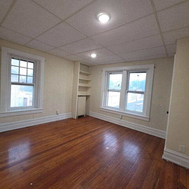 Building Photo - 3 bedroom with modern Kitchen
