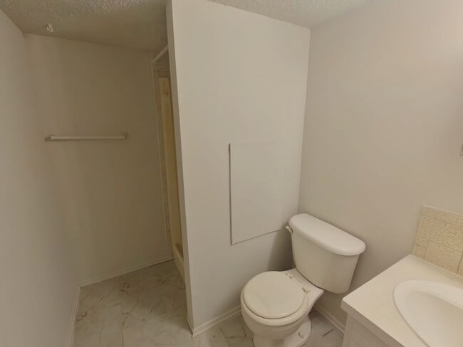 Building Photo - 608 Richmond N