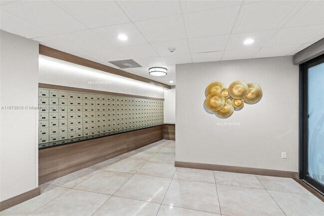 Building Photo - 3731 N Country Club Dr