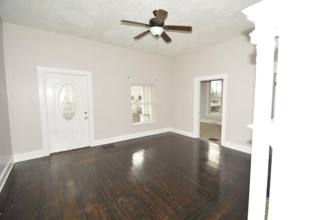 Building Photo - Cute 2 bed 1 Bath Home!  Huge Walk in Closet!!!!