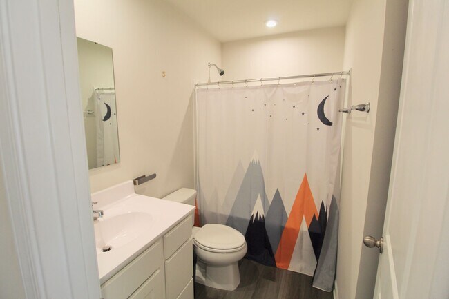 Building Photo - Townhome with a large fenced in yard for rent!