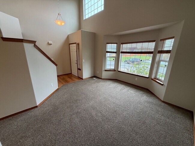 Building Photo - Beautiful 4 Bedroom in the Hidden Lake Community!