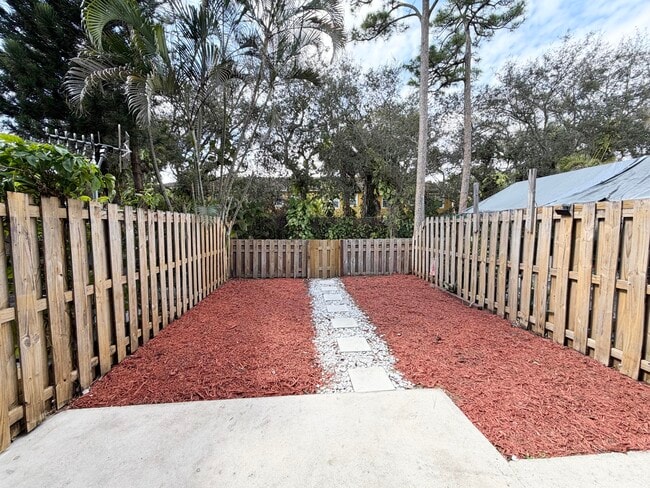 Building Photo - 799 Hill Dr