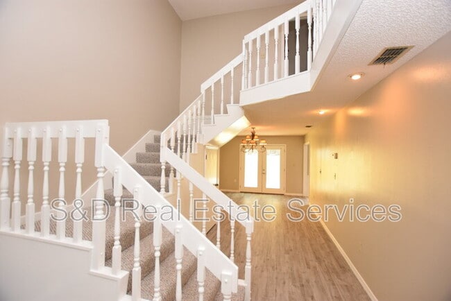 Building Photo - 637 Victoria Square Ln