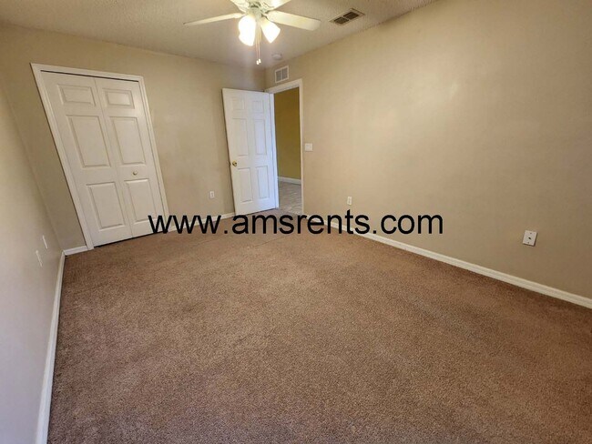 Building Photo - Large 4/2 Home With 2 Car Garage In Poinciana