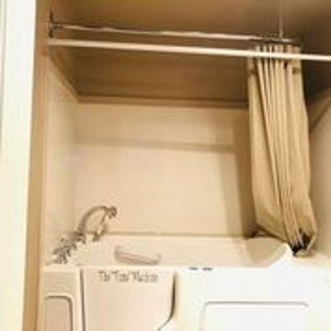 Building Photo - Cute 2 Bedroom, 2 Bathroom Townhome in Dix...