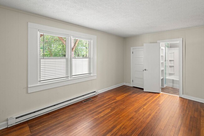 Building Photo - West Asheville Apartment - One Bedroom Plus Office