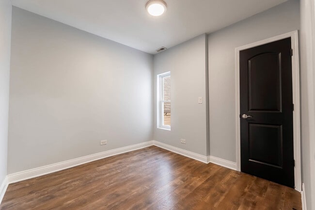 Building Photo - 6833 S Champlain Ave