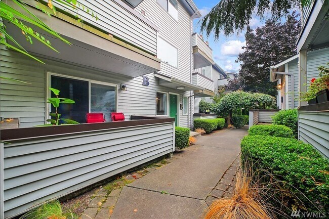 Building Photo - AVAILABLE AUGUST 1ST >> Beautiful Fully Re...