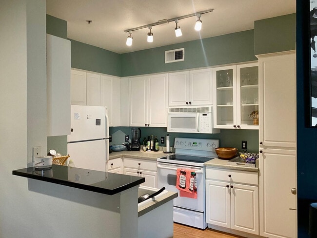 Building Photo - 1701 E Colter St