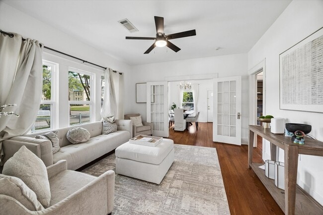 Building Photo - 623 Pecore St