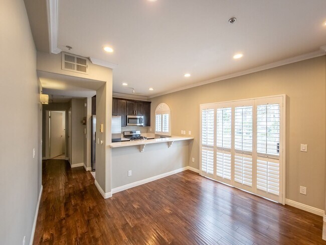 Building Photo - Luxury Living in Toluca Lake!