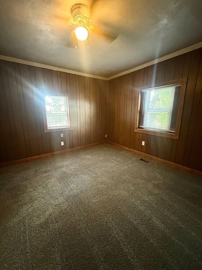 Building Photo - 301 E Memorial Dr