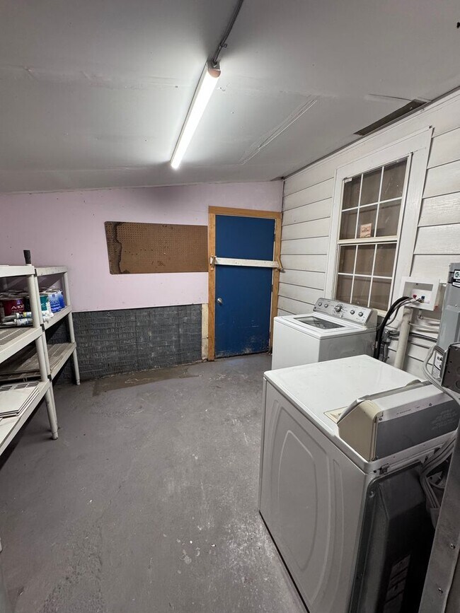Building Photo - Mayo Meadow 3 Bed 1.5 Bath Cutie! Fully Up...
