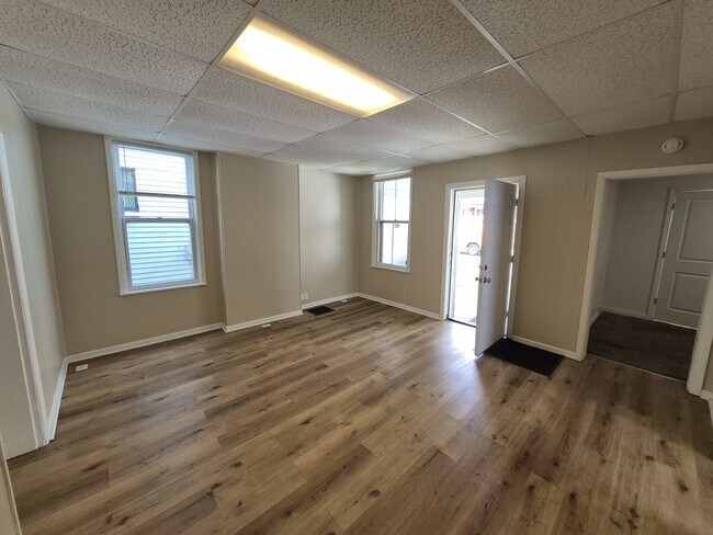 Building Photo - 526 Corwin St
