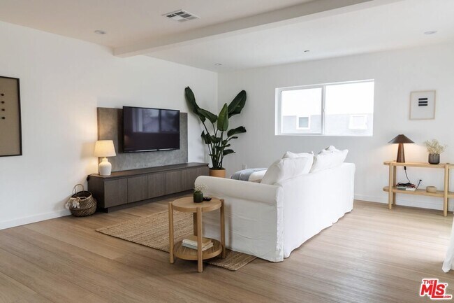 Building Photo - 843 Mariposa Ave