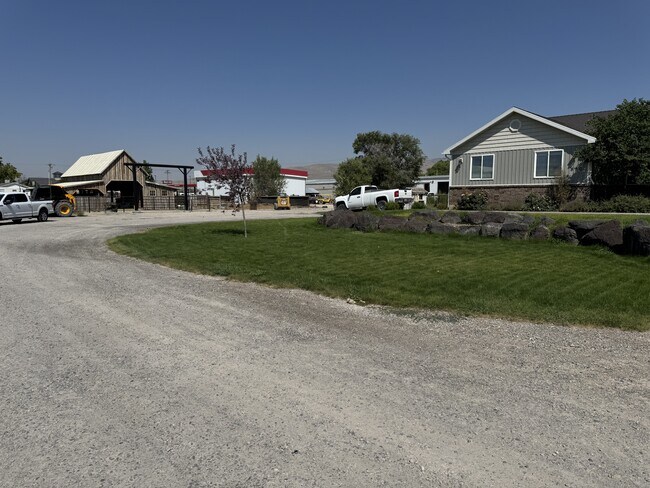Building Photo - 890 W 110 S