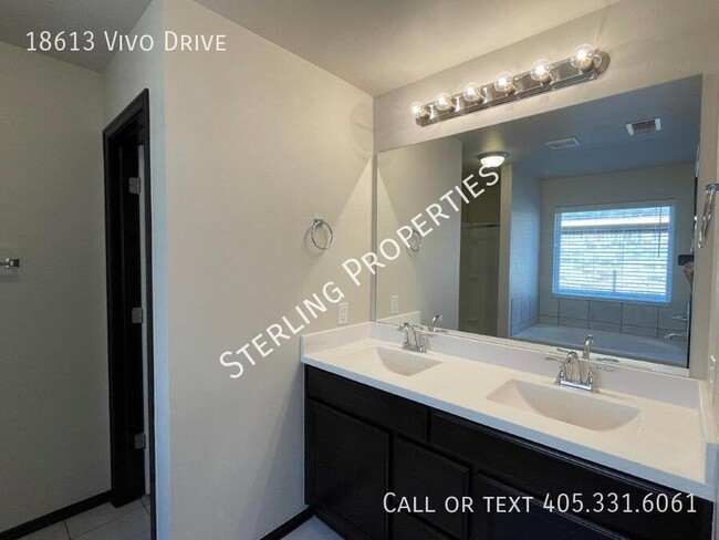 Building Photo - 18613 Vivo Dr