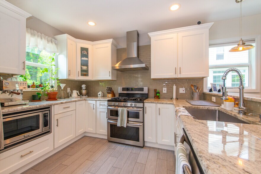 Building Photo - 247 Airmount Ave