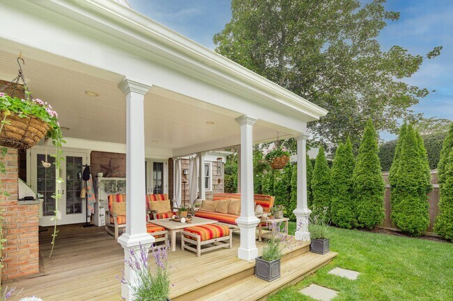 Building Photo - 135 Meeting House Ln