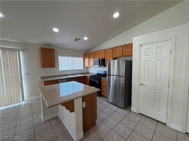 Building Photo - 513 Lava Beds Way