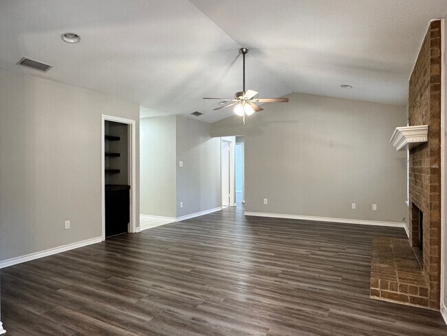 Building Photo - 411 Hickory Rd