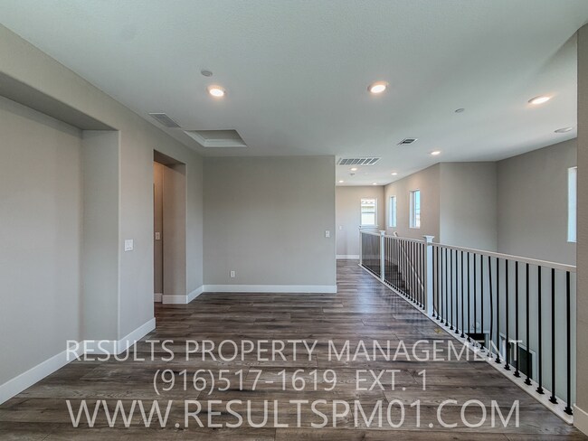 Building Photo - 587 River St