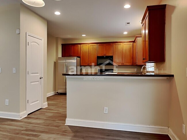 Building Photo - 8824 Shadowglen Dr