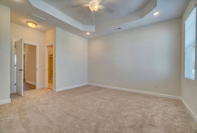 Building Photo - 3-Bedroom Townhome w/Attached Garage! Avai...